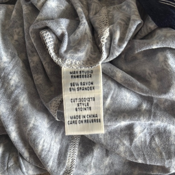 Max Studio Navy  and White Patterned sleeveless top Medium - Picture 7 of 7